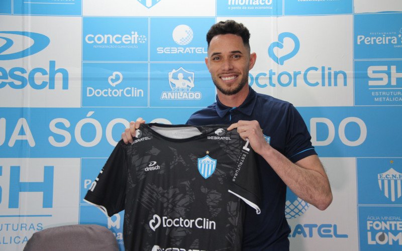 Goleiro Omar assinou novo contrato com o Novo Hamburgo | abc+