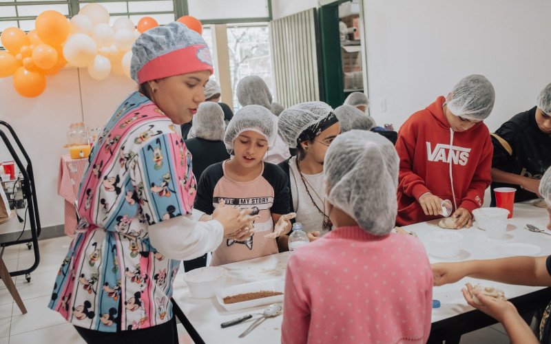 Concentração e aprendizado: crianças durante oficina com a nutricionista Diuly | abc+