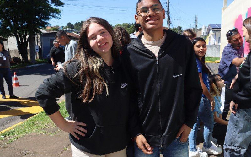 Shender e Kaique, alunos do 8º ano que participaram da oficina de grafite da Emef Nicolau Anselmo Wecker | abc+