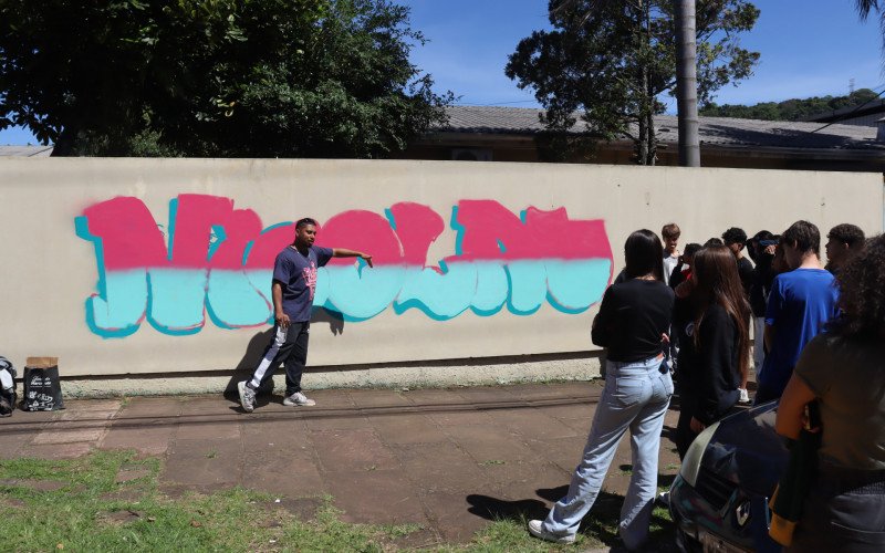 Eti Black conduziu a oficina de grafite com os alunos da Emef Nicolau Anselmo Wecker | abc+