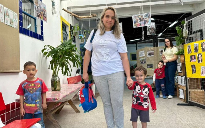Thailane com os filhos Lorenzo e Joaquim, que estudam em tempo integral | abc+
