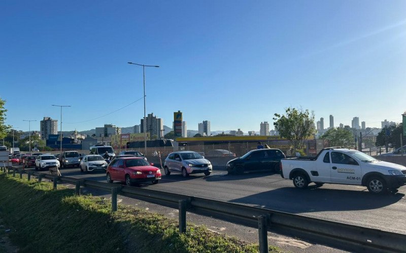 BR-116: Colisão deixa mulher ferida e causa congestionamento quilométrico em Novo Hamburgo