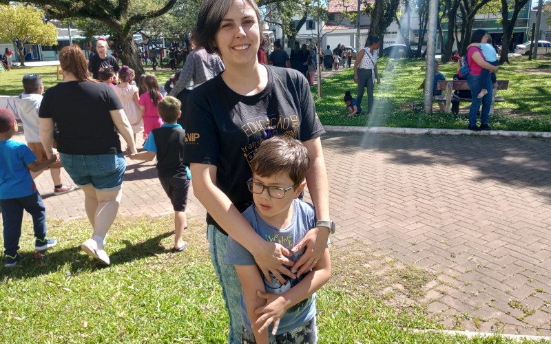 Gabriela Schneider e o filho Samuel Bittencourt aproveitaram o São Leo em Cine 