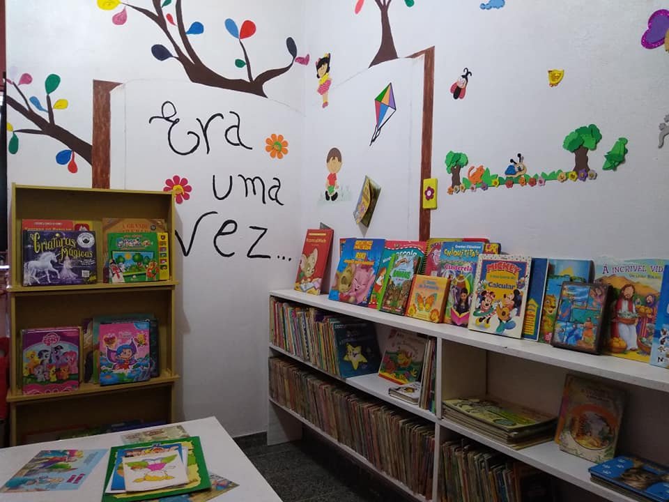 Professora aposentada cria e mantém biblioteca comunitária em cidade da região