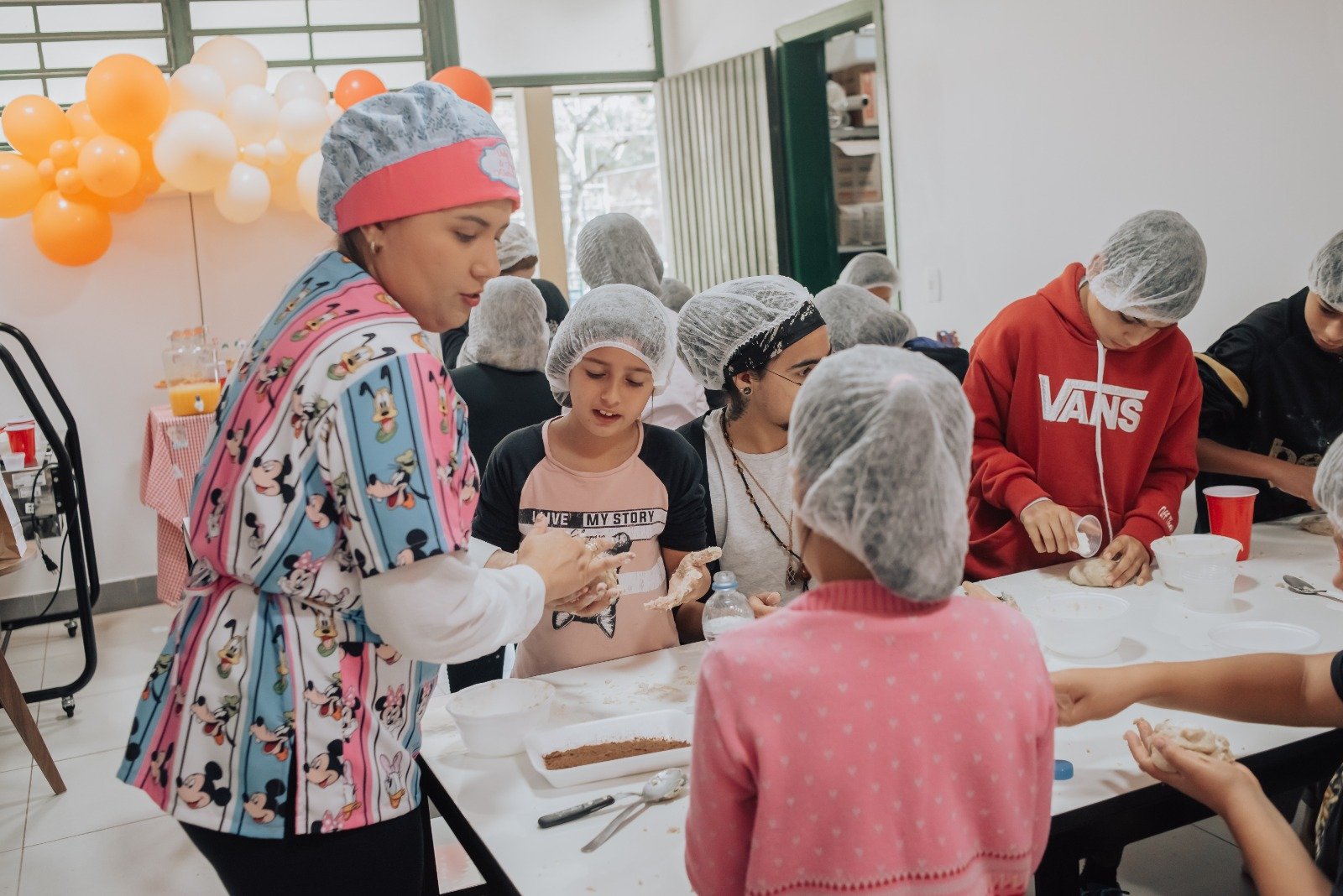 Nutricionista leva educação alimentar a crianças por meio de oficina solidária