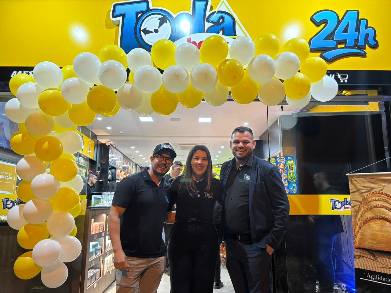 Rede de conveniência de Gramado reinaugura estabelecimento e inicia reconstrução de unidade atingida por incêndio