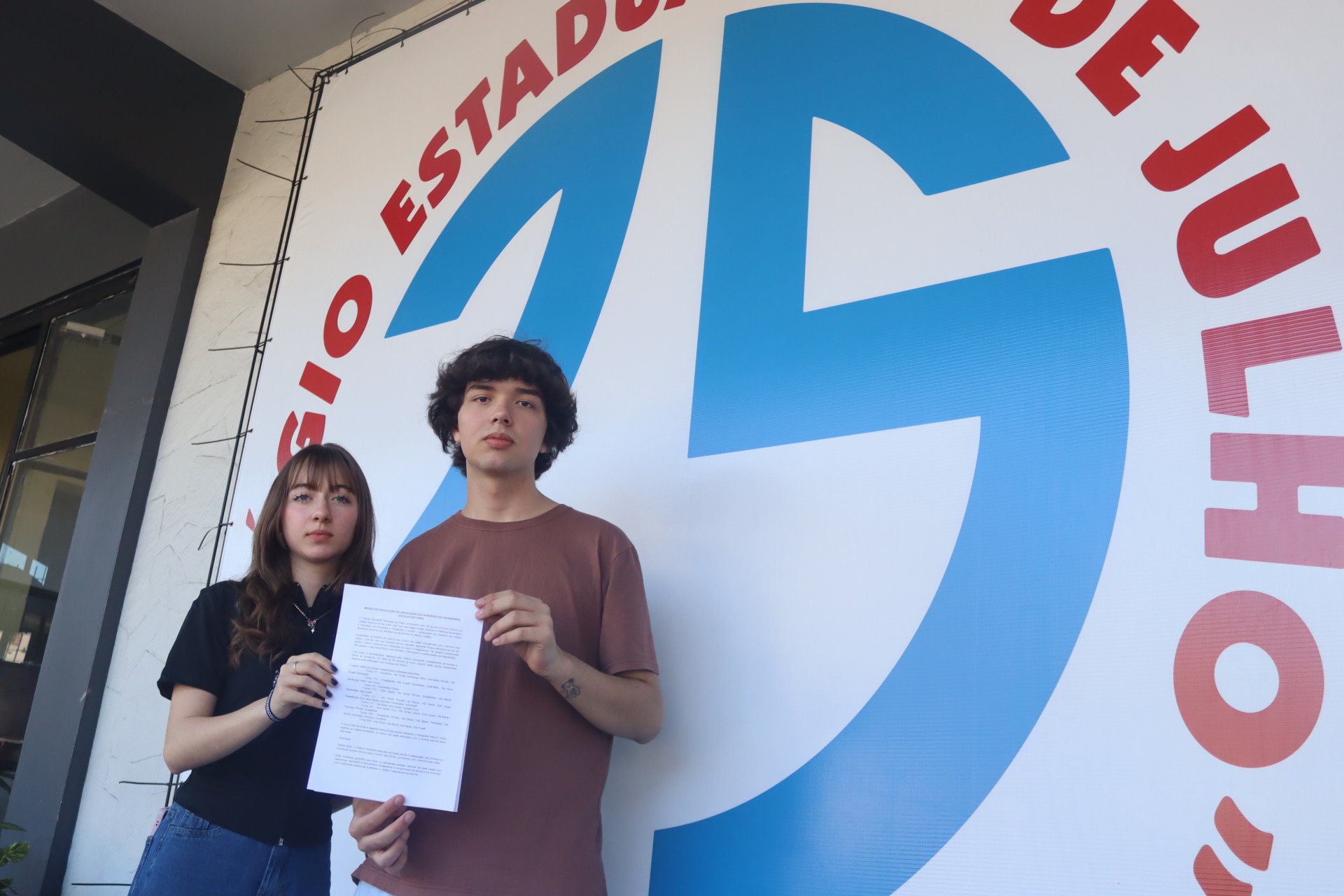 "É escuro e perigoso, tem risco de assalto": Mudança nos horários dos ônibus prejudica alunos