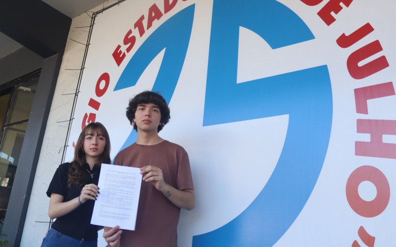 Ana e Yuri, do Grêmio Estudantil da Escola Estadual 25 de Julho, comentam que a mudança têm atrapalhado seus colegas de escola