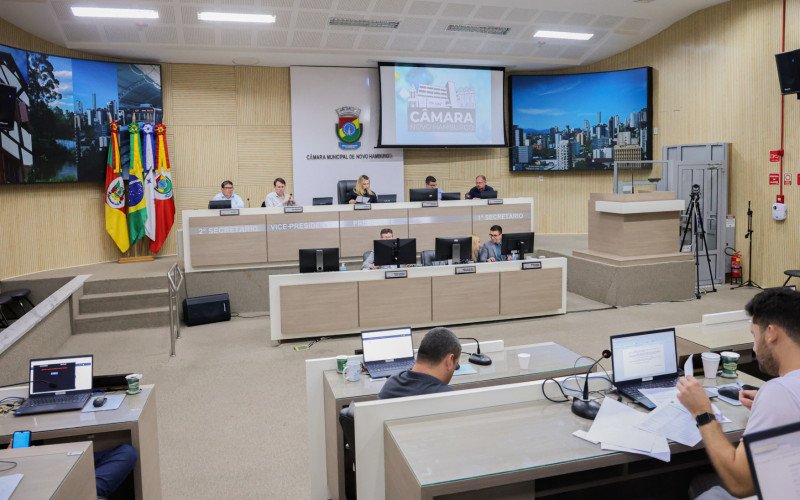 Parlamentares do PT e sindicato de professores acusam vereador Joelson de Araújo de cercear o debate e descumprir lei municipal. | abc+