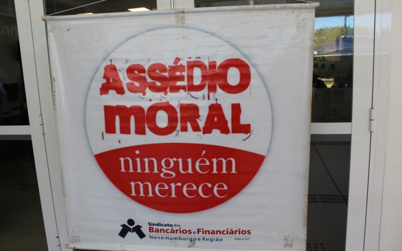 Com faixas, funcionários e sindicalistas protestam contra assédio moral em agência do Banrisul em Novo Hamburgo