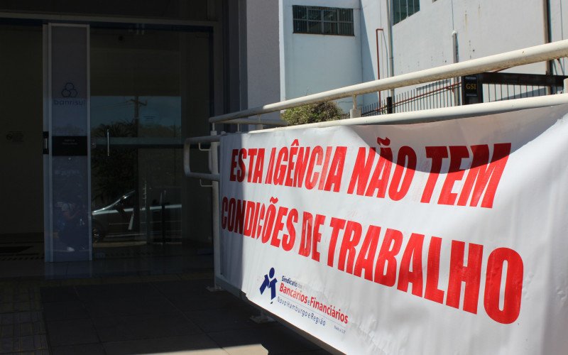 Com faixas, funcionários e sindicalistas protestam contra assédio moral em agência do Banrisul em Novo Hamburgo