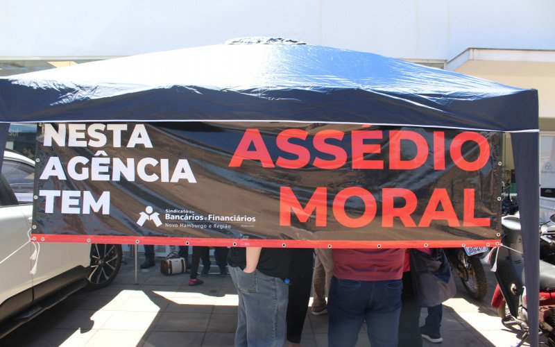 Com faixas, funcionários e sindicalistas protestam contra assédio moral em agência do Banrisul em Novo Hamburgo