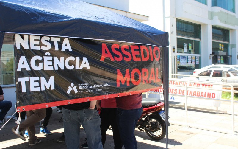 Com faixas, funcionários e sindicalistas protestam contra assédio moral em agência do Banrisul em Novo Hamburgo
