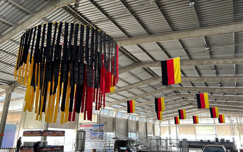 Pavilhão recebe os últimos preparativos para a festa