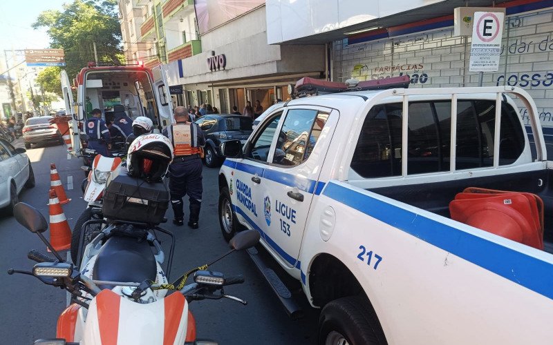 Trânsito na Rua Quinze de Janeiro acabou parcialmente bloqueado devido à acidente no meio da tarde desta quarta-feira (22) | abc+