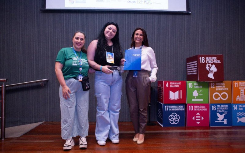 O trabalho tem como autora a estagiária de Nutrição da SAS, Jaqueline Nascimento Sela, e co-autoras a nutricionista da SAS, Camila Justi Coan, e a professora-mestre da Universidade do Vale do Sinos, Lovaine Rodrigues, que também orientou o trabalho. 