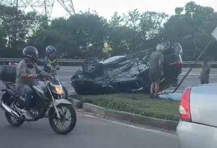 Carro capota após colidir contra outro veículo na RS-240