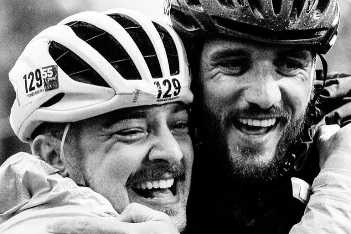 Tomás Boeira e Egon Dörr celebrando a conquista no BikingMan | abc+
