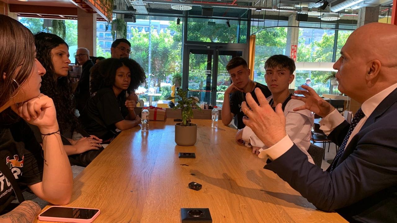 Jovens se reuniram com Josep Piqué, referência global em ecossistemas de inovação | abc+