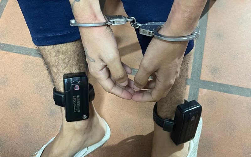 Homem com duas tornozeleiras eletrônicas é preso em Porto Alegre
