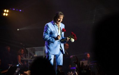 Até R$ 1,5 mil: Começa a venda de ingressos para o show de Roberto Carlos em Gramado