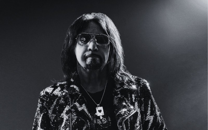 Morte de Ace Frehley, guitarrista e membro fundador do Kiss, será investigada mais a fundo nos próximos dias | abc+