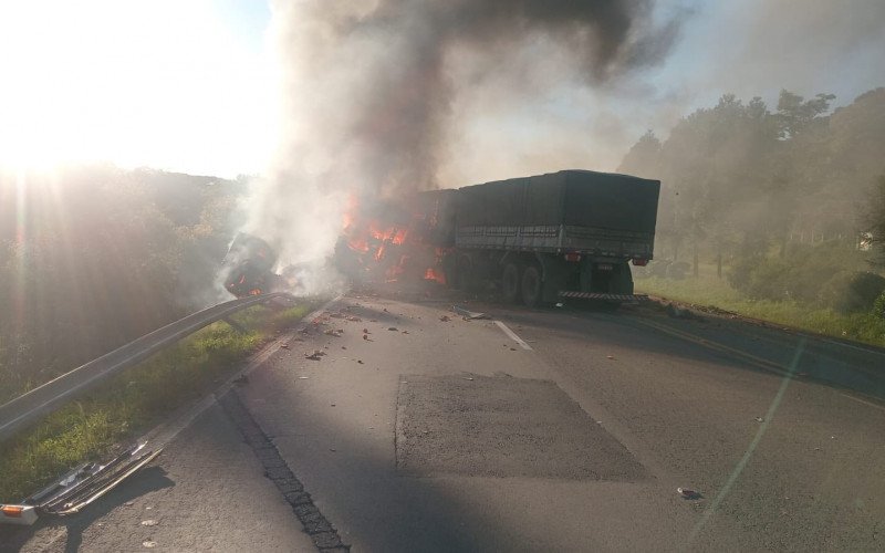 Acidente entre dois caminhões na BR-386, em Fontoura Xavier, deixa rodovia totalmente bloqueada | abc+