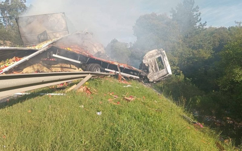 Acidente entre caminhões aconteceu na manhã desta quinta-feira (23) na BR-386, em Fontoura Xavier