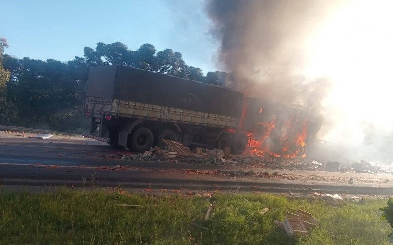 Acidente entre caminhões aconteceu na manhã desta quinta-feira (23) na BR-386, em Fontoura Xavier