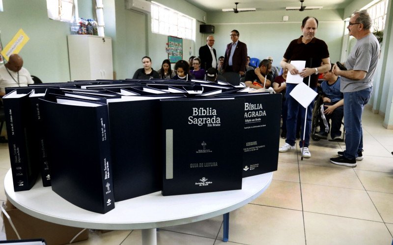 Adevic recebeu o 38 volumes da Bíblia Sagrada em Braille nesta quinta-feira (23) | abc+