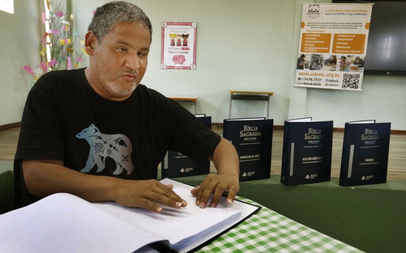 Ricardo Campos estava lendo o livro de Mateus na Adevic | abc+