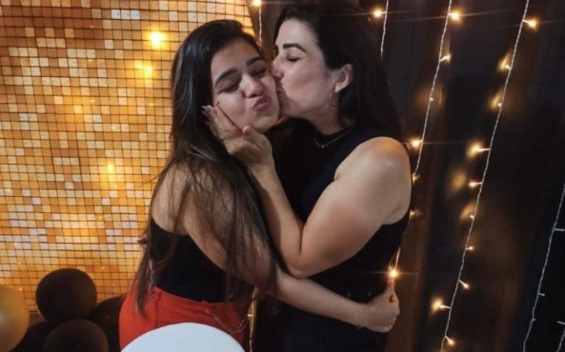 Ketlyn Jennifer Vargas da Silva com a mãe Jaqueline Vargas da Silva 