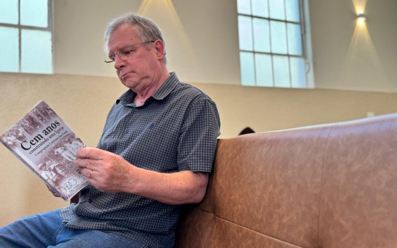 Marcos Schmidt com o livro Cem anos construindo uma Igreja | abc+