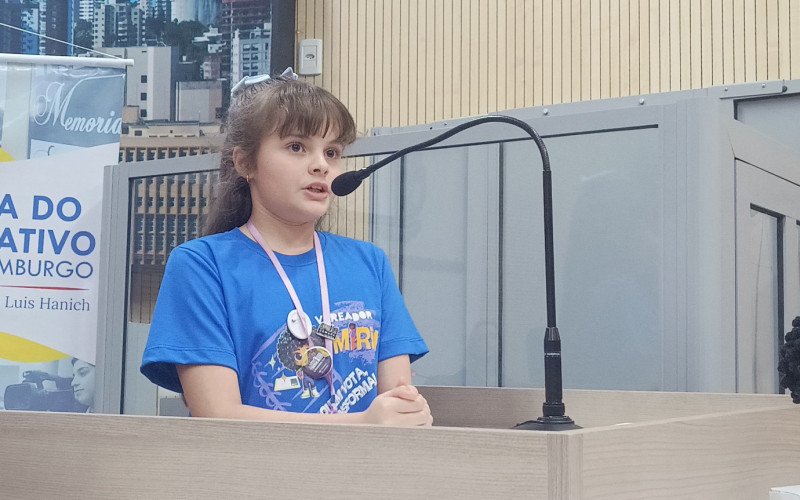 Junto à seu grupo na Escola de Aplicação Feevale, Antônia organizou propostas para um banco de dados de intérpretes de libras e para a revitalização da Praça da Matriz | abc+