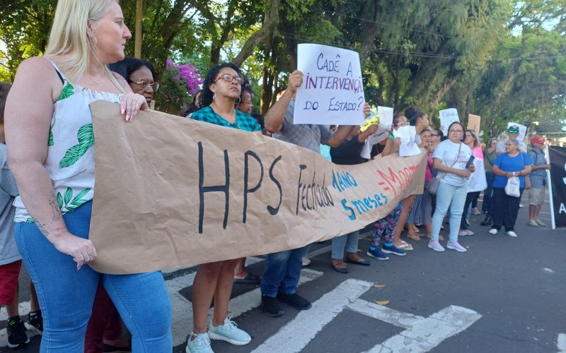 Manifestantes levaram cartazes para a frente da Prefeitura | abc+
