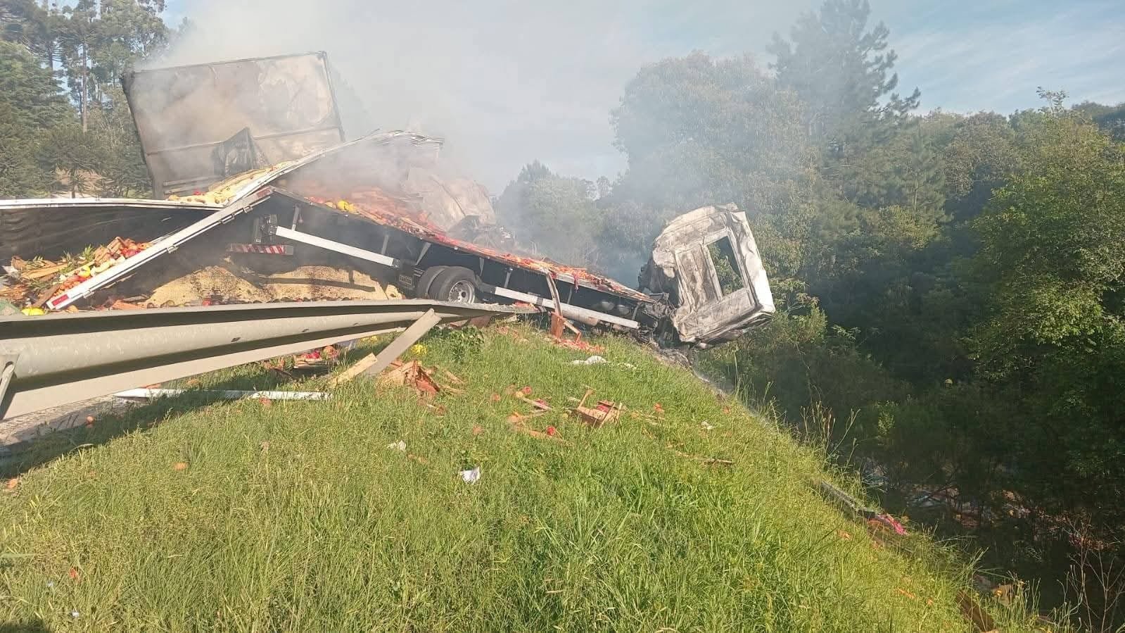 BR-386: Colisão entre caminhões seguido de incêndio mata duas pessoas na rodovia