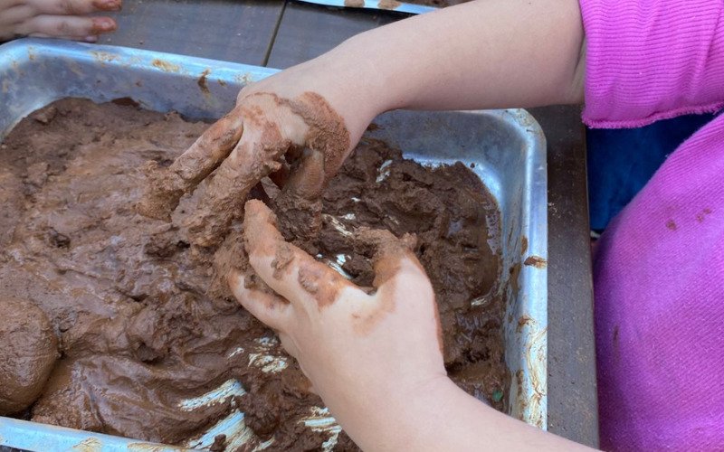 Mãos no barro, pés na grama e banho na chuva: Escola da região cria projeto para estimular contato das crianças com a natureza