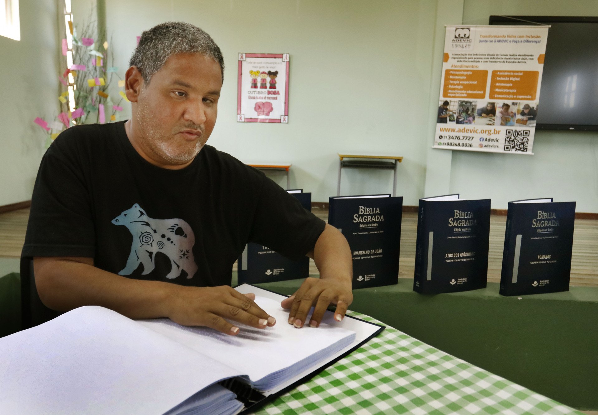 "É ter acesso à palavra de Deus": Adevic recebe volumes da Bíblia Sagrada em Braille