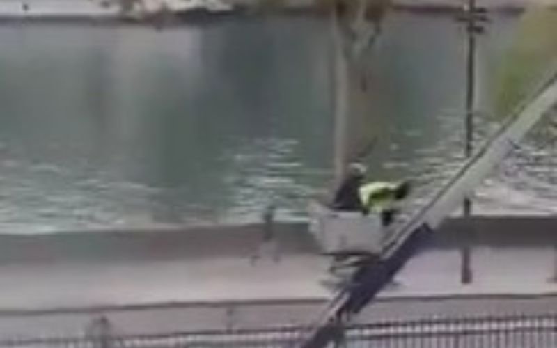 Vídeo mostra fuga de ladrões por guindaste depois do roubo no Louvre