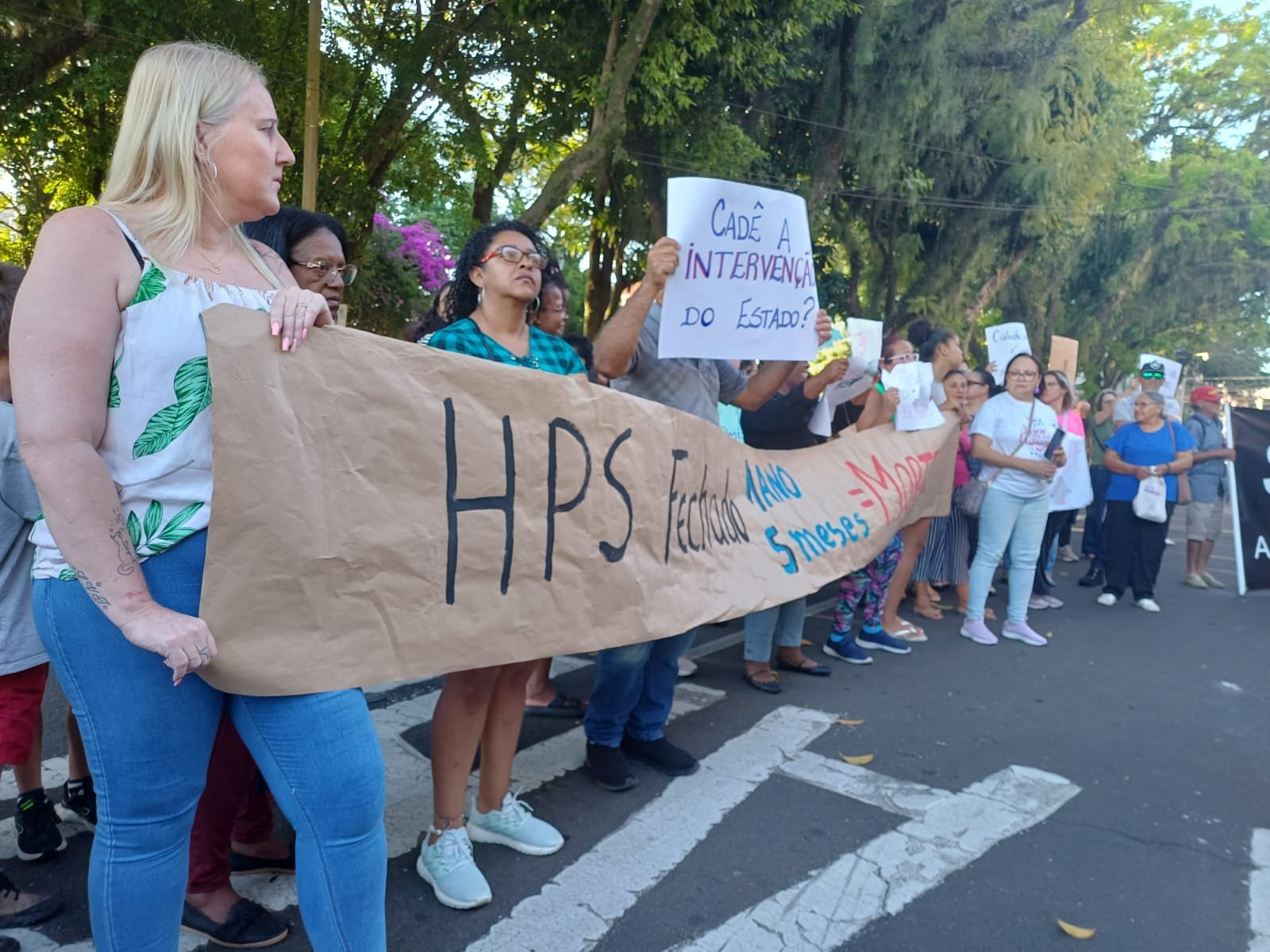 Manifestantes pedem melhorias na saúde em Canoas