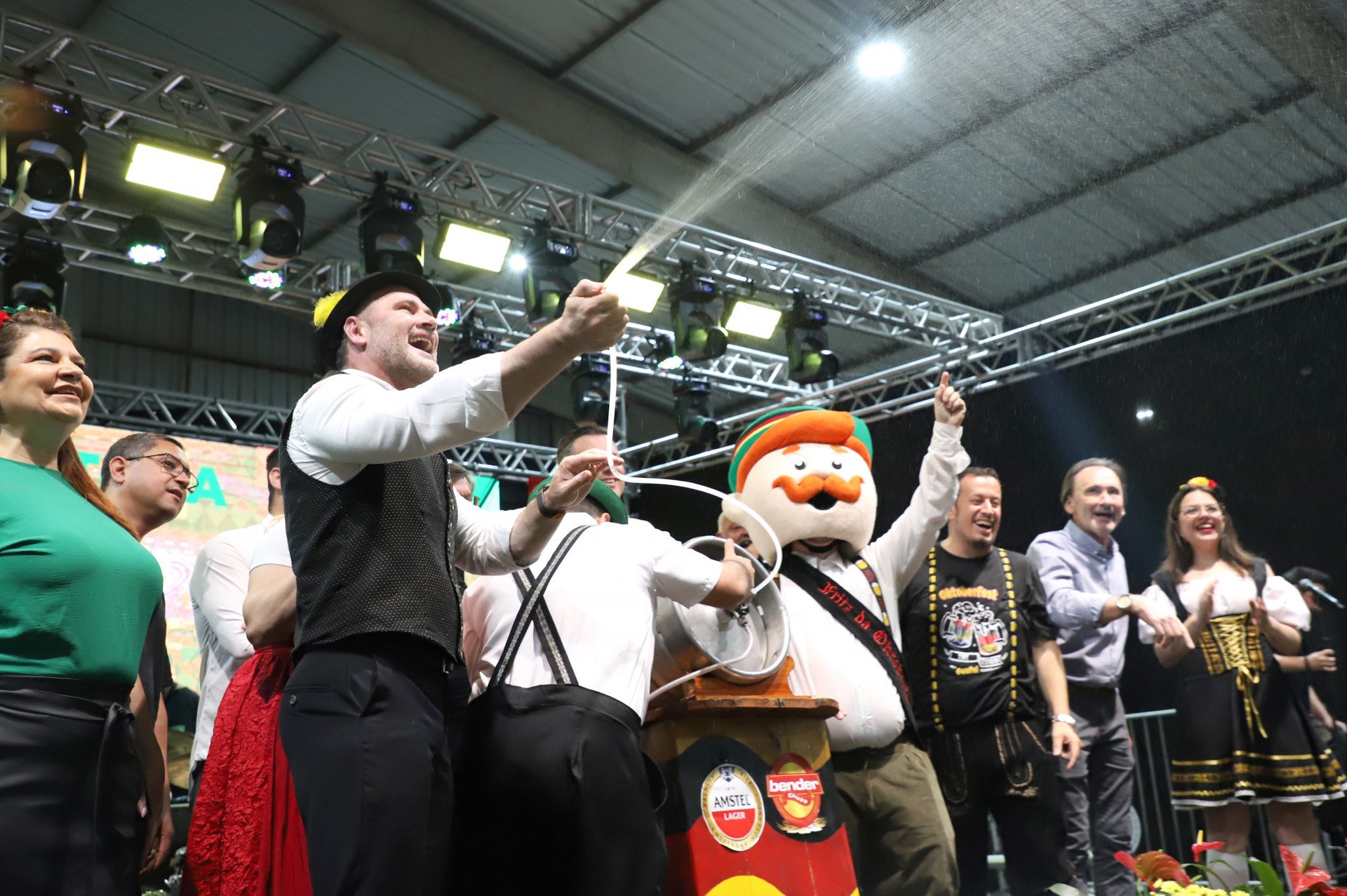 Oktoberfest Esteio inicia com banho de chope no público; confira a programação de hoje e de amanhã