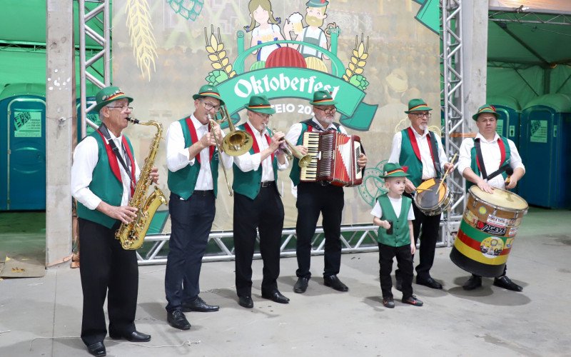 A festa começou com show da Bandinha Força Total 