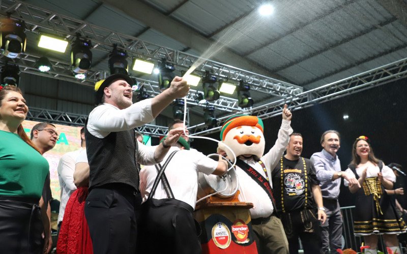 Foi aberta oficialmente a Oktoberfest de Esteio, nesta quinta-feira (24), com o tradicional banho de chope