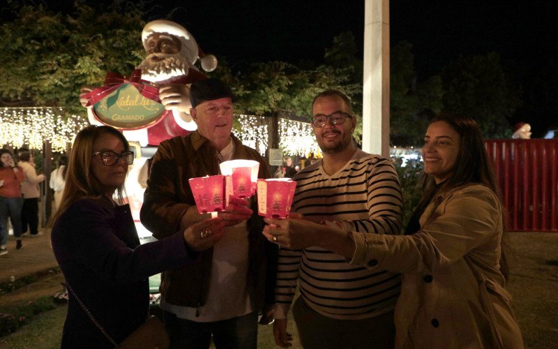 Abertura do 40º Natal Luz de Gramado atrai milhares de pessoas e resgata tradição com o Caminho de Luzes