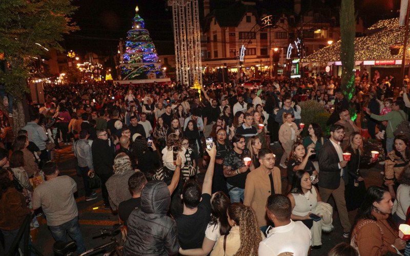 Abertura do 40º Natal Luz de Gramado atrai milhares de pessoas e resgata tradição com o Caminho de Luzes