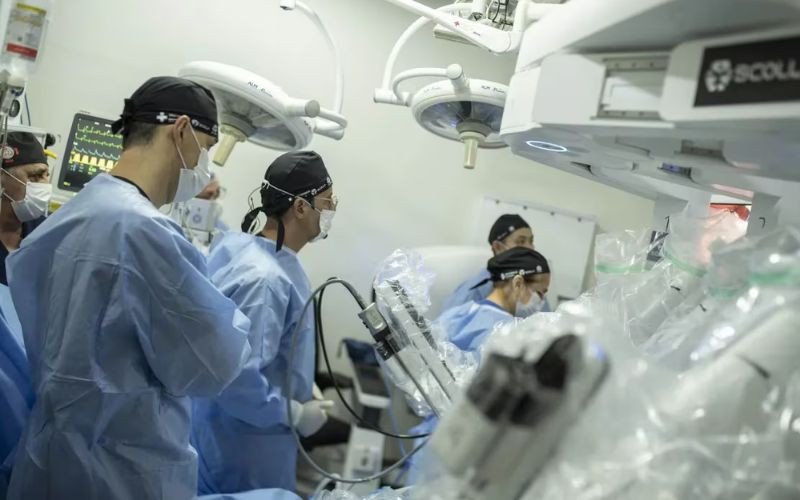 Médico brasileiro no Kuwait opera paciente em Curitiba e cirurgia entra para o Guinness | abc+