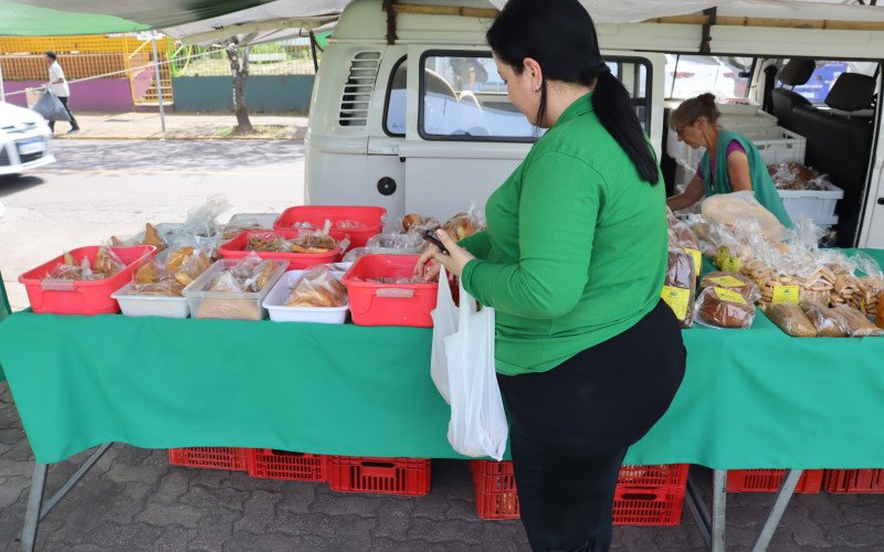 Anelise aproveitou a abertura da Feira do Produtor em Canudos para garantir produtos fresquinhos | abc+