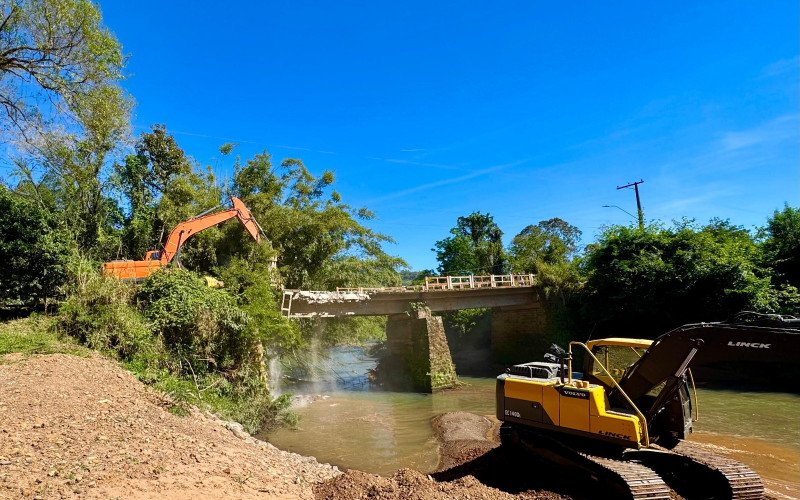 Ponte na localidade de Vila Teresa começa a ser demolida | abc+