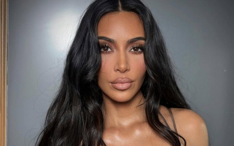 Kim Kardashian é diagnosticada com aneurisma cerebral e culpa estresse; entenda se há relação