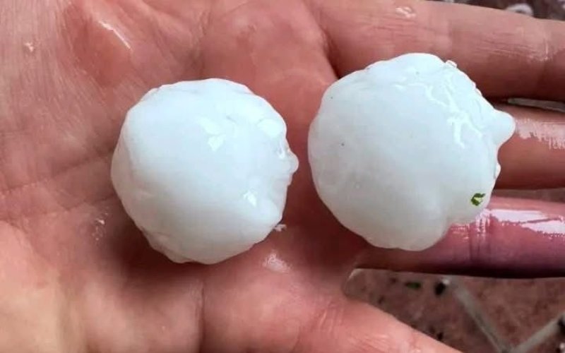 Frente fria traz granizo gigante e causa estragos na Argentina antes de chegar no RS
